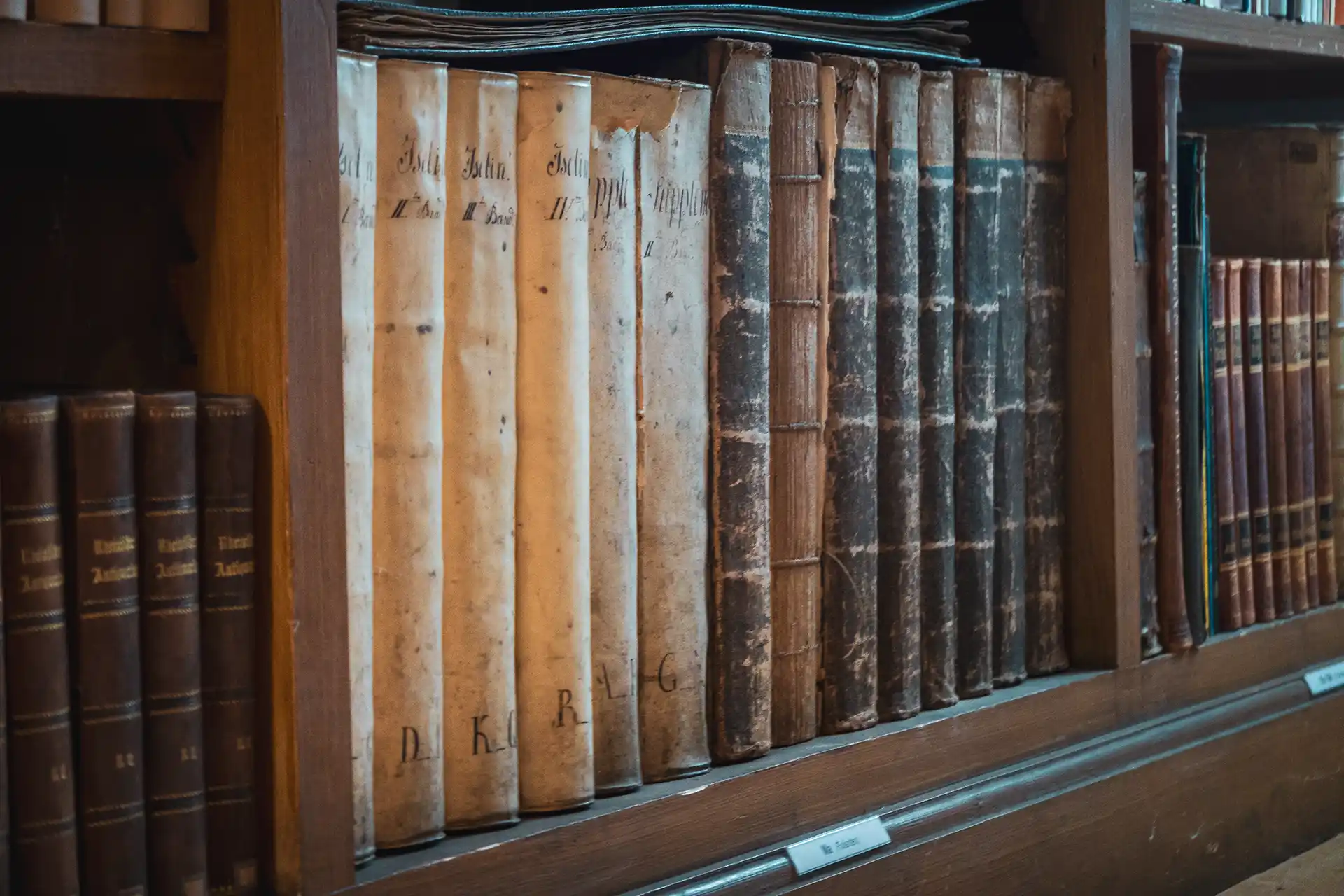 Die Bibliothek der Abtei Marienstatt umfasst weit über 100.000 Bücher aus rund 700 Jahren.