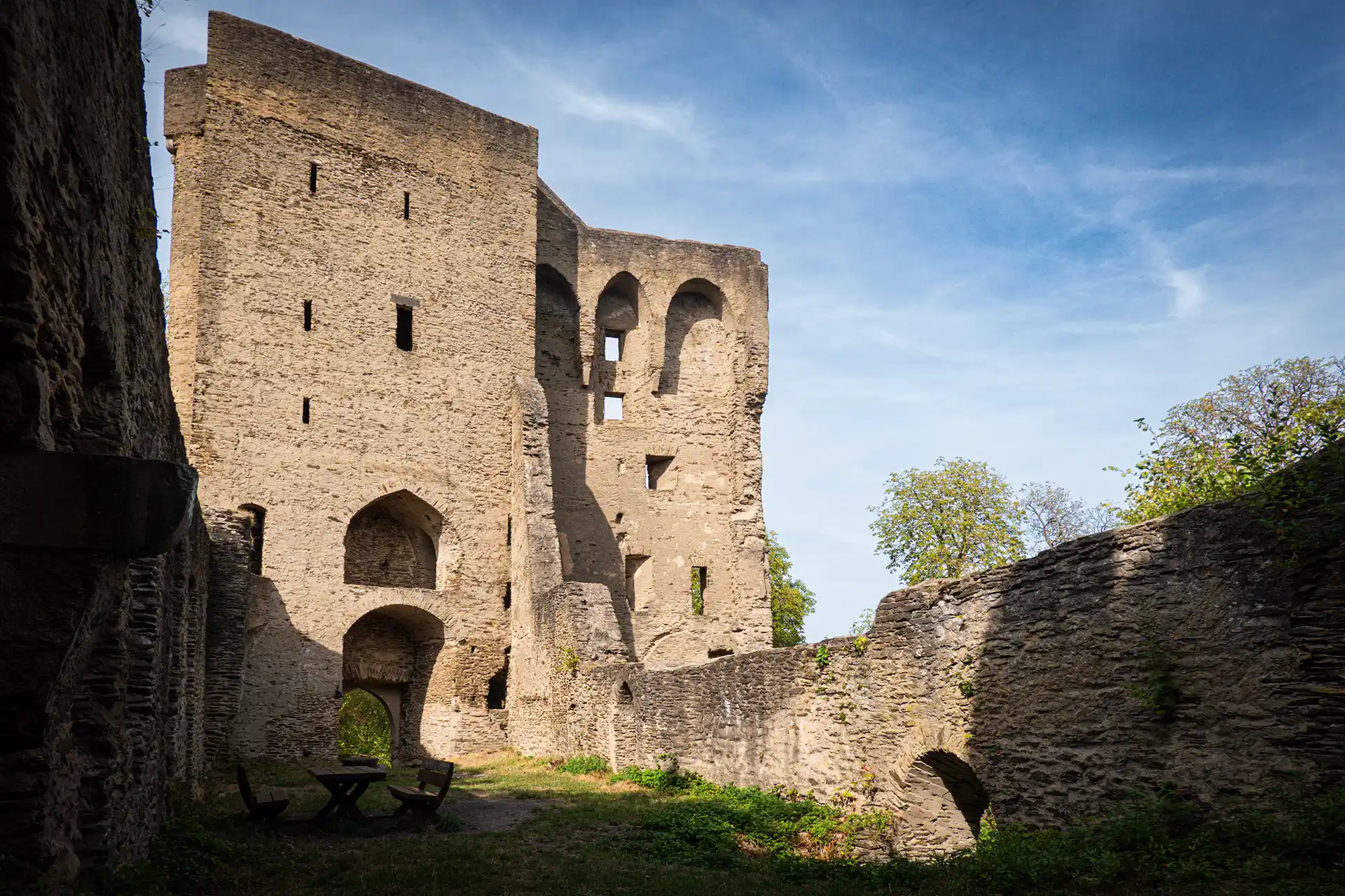 Die Sporkenburg lohnt sich, ist quasi ein Highlight auf dieser Wäller Tour