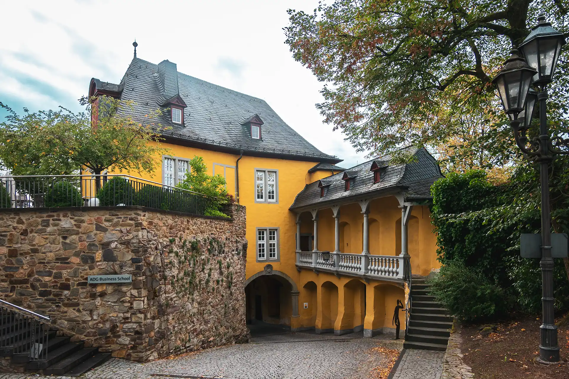 Sehenswert ist aber auch das Schloss, das heute ein Hotel ist.