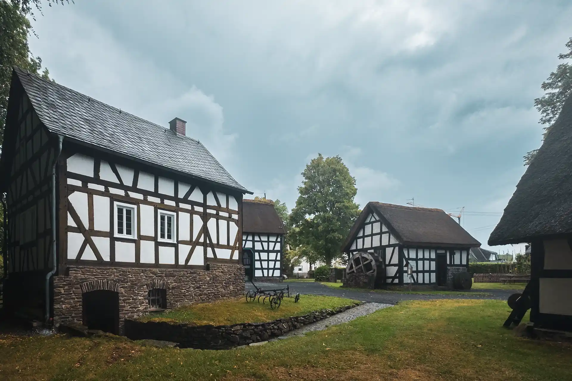Vorbei am Landschaftsmuseum Hachenburg